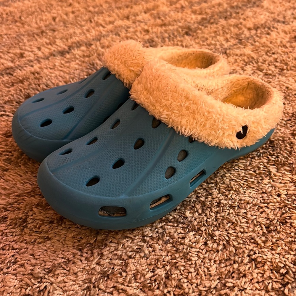 Rubber Sherpa lined blue shoes clogs